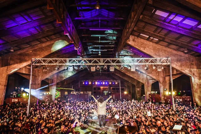 Ze zetten een indrukwekkende uitvoering neer in drie talen van het nummer One Day, geschreven door de Joodse zanger Matisyahu.