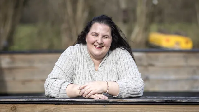 Janneke Jelies op een houten bankje.