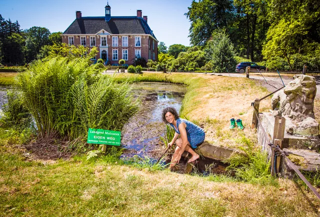 Margje Fikse bij ouderlijk huis.