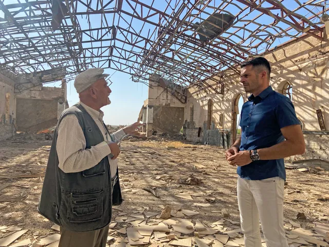 Jurjen ten Brinke met een man in een vervallen ruimte.