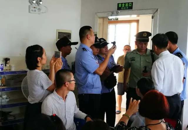 Inval Chinese politie in een kerk.