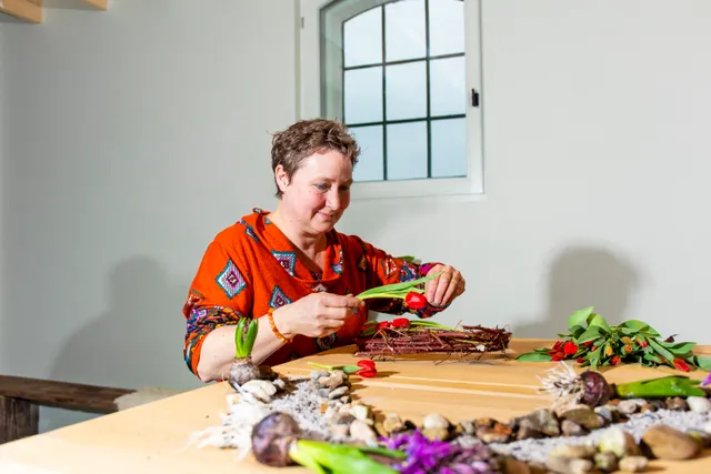 Pasen: liturgisch bloemschikken.