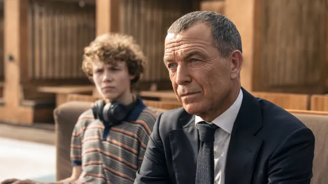 In 'The Net' speelt Raymond Thiry een voetbalbestuurder die niet terugschrikt voor omkoping of chantage. Toch blijkt zijn personage in deze nieuwe reeks op Fox een menselijke kant te hebben.