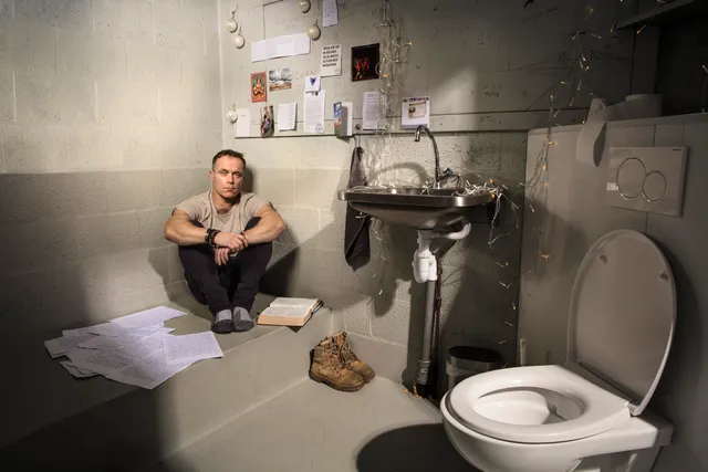 De strengchristelijk opgevoede Raymond, die jarenlang dakloos en drugsverslaafd was, kwam in de gevangenis tot geloof in Jezus.