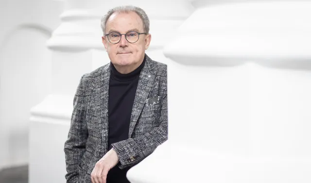 Martin Zonnenberg bij witte pilaren.