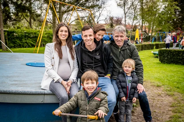 Robbie Hageman met zijn vrouw, drie kinderen en zijn vader.