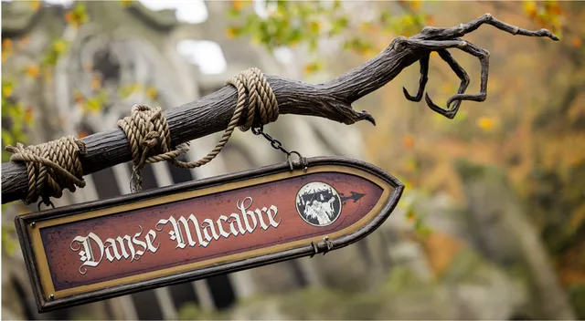 Wegwijzer naar Danse Macabre, de nieuwste Efteling-attractie.