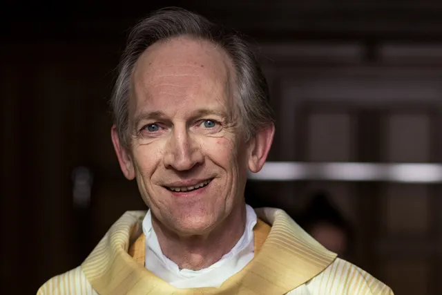 Niet-gelovige journalist werd priester.