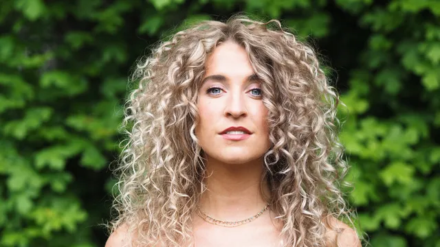 Zangeres Sera Noa is te gast bij Marleen Stelling in 'De Nachtzoen'.