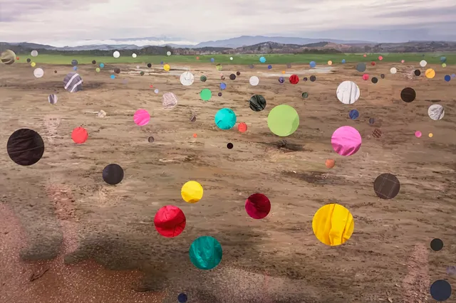 Kunstwerk met gekleurde stippen.