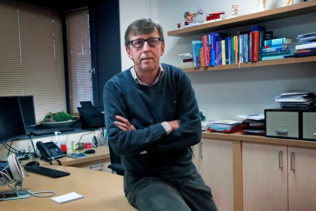 Dick Kruijthof in een kantoor.