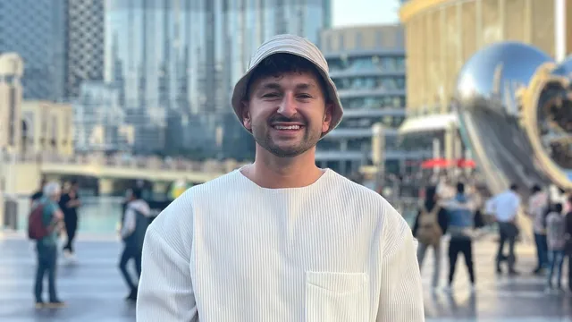 Vrijgevige man geeft spullen en geld aan vreemden.