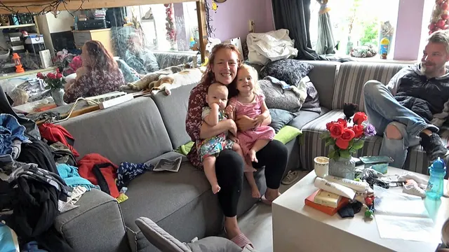Een gezin uit de serie: Astrid en Peter met twee van de vier kinderen.
