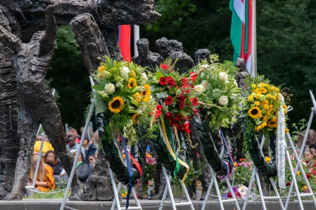 Kransen bij het Nationaal monument slavernijverleden tijdens het Keti Koti Festival Amsterdam 2022.