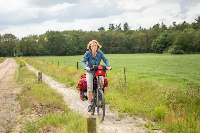 Corien Oranje op fietsvakantie.