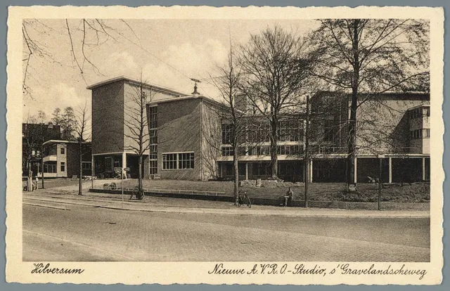 Wat was de rol van de publieke omroep tijdens de Duitse bezetting gedurende WO II?.