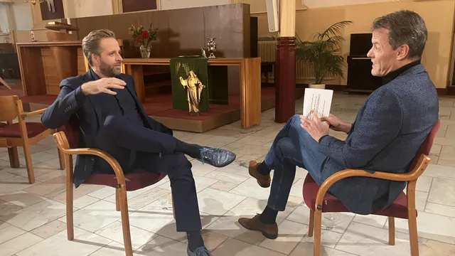 Minister Hugo de Jonge en Tijs van den Brink in 'Adieu God?'.