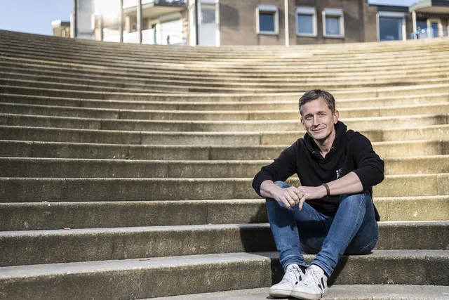 Tiemen Westerduin op trap.