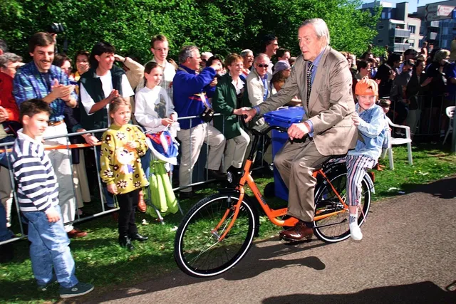 Prins Claus tijdens het Koninginnedagbezoek aan Houten in 1999.
