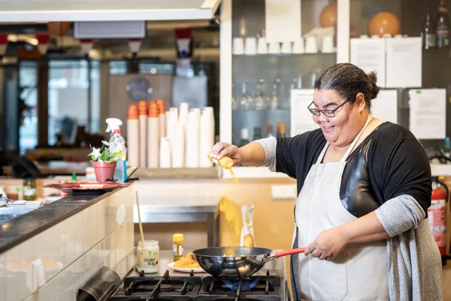 Nancy Winklaar kookt.