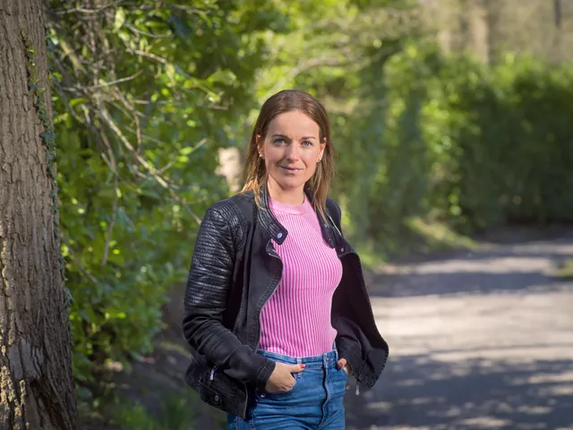 Eline van Dijk in de groene natuur.