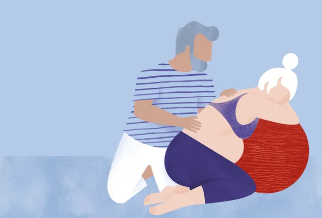 Vrouw bevalt op kussen.