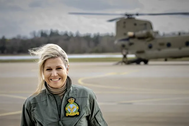 'Blauw Bloed': Maxima stapt aan boord van Chinook-helicopter.