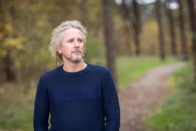 Geertjan Lassche in het bos.