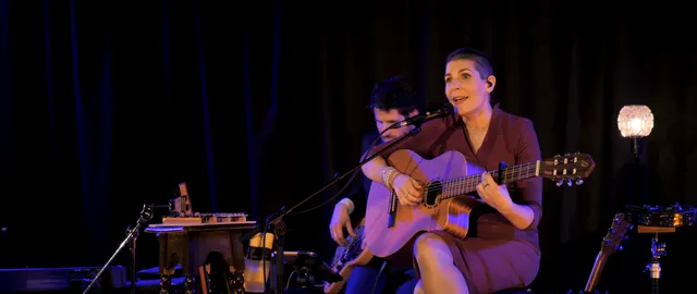 Ze zingt 'Zo zal ik bij je zijn'.