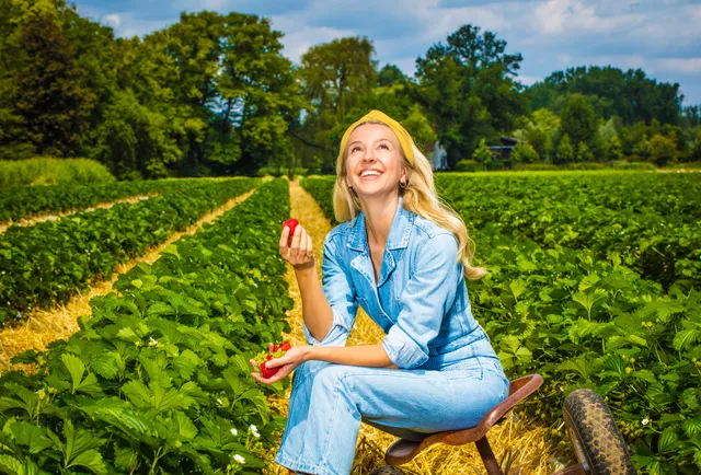 Mirjam Kerkhof in een veld.