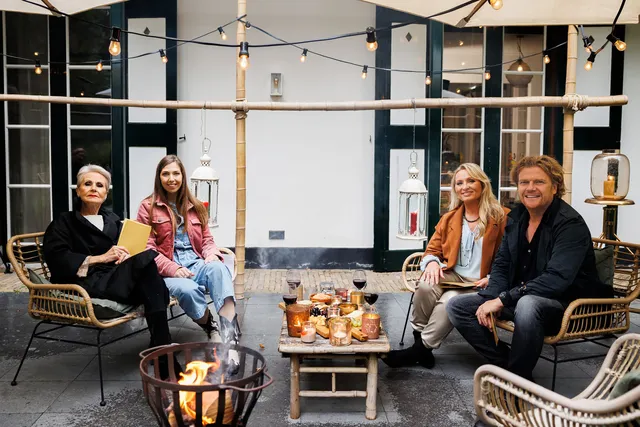 Ans Markus, Bastiaan Ragas, Desray en Anne-Meta Kobes zitten buiten.