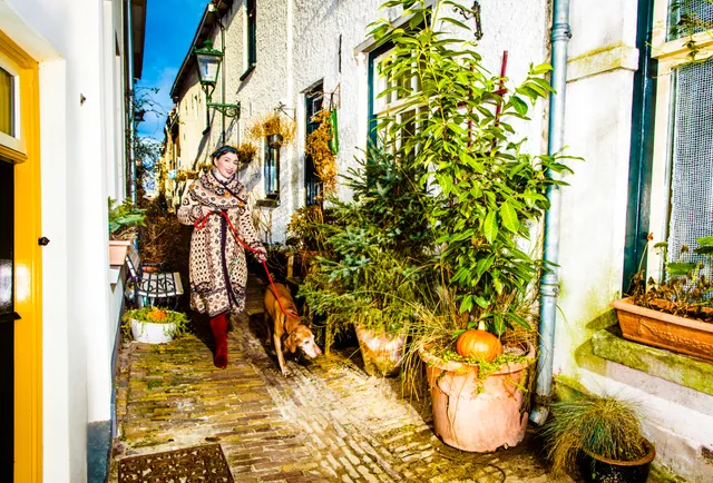 Katja Tolstaja met hond.