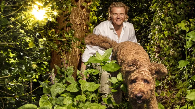 Bas Ragas met hond Nappie.