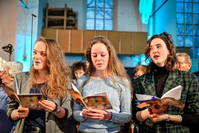 Naast een bijzonder geloofsverhaal is er iedere week koor- en samenzang in 'Nederland Zingt Dichtbij'.