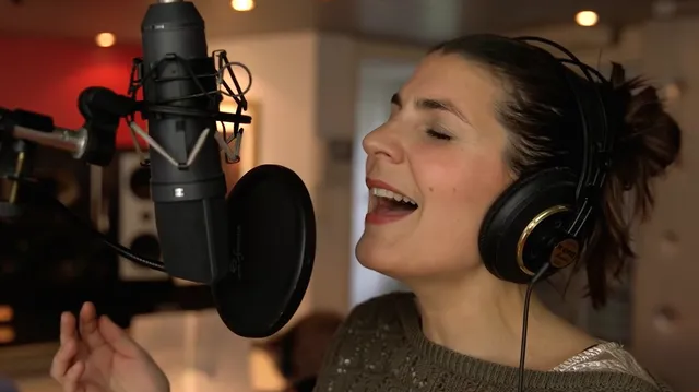 Nieuw lied In Goede Handen, Uit Liefde.