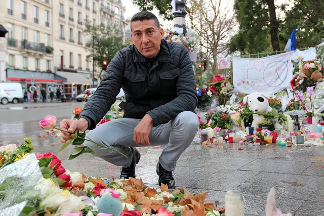 Familielid dader aanslag Parijs vraagt om vergeving.