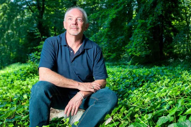 Bestsellerauteur, schrijver van 'De Uitnodiging'.