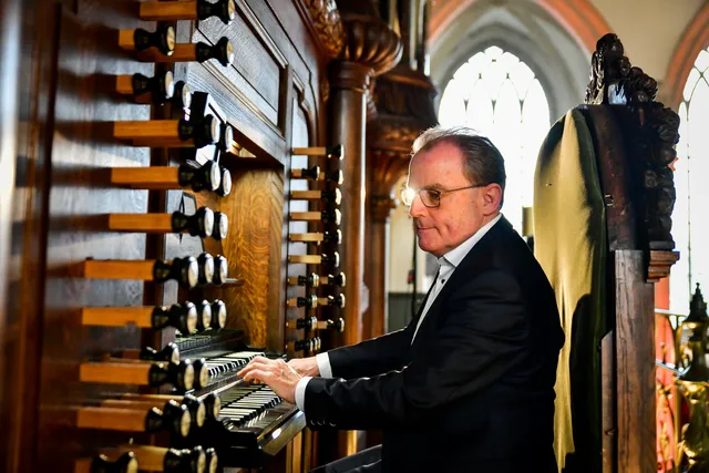 Zingen tijdens kerkdienst.