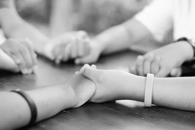 Hoe lees je de bijbel met tieners aan tafel.