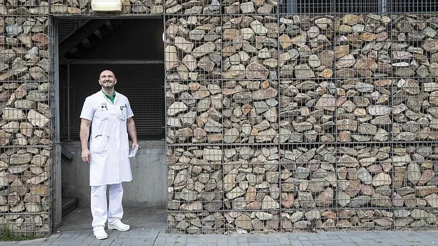 Lees ook: Arts Gor Khatchikyan staat graag aan het front.