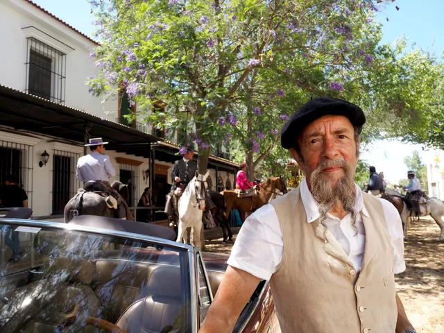 Ilja heft in 'Gort over de grens' het glas met een groep druivenplukkers.