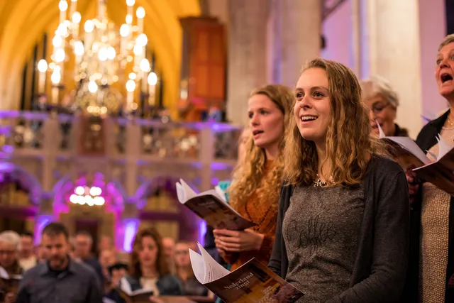 In een tv-kerkdienst en speciale afleveringen van 'Nederland Zingt' zingen we over Pinksteren. Op 22 november 2025 viert Nederland Zingt het 35-jarig bestaan, in de Midden Nederland Hallen in Barneveld.