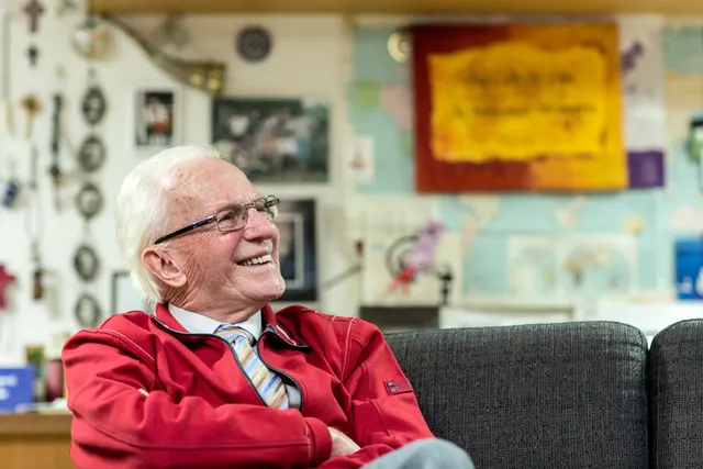 Anne van der Bijl reist de hele wereld rond om het Evangelie te verkondigen.