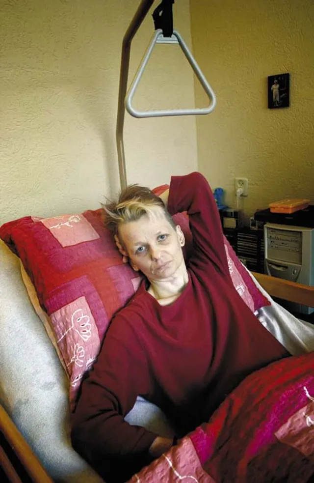 Een klein hoopje mens, getekend door het verleden.