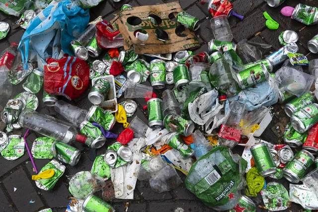 AMSTERDAM - De restanten van Koningsnacht. ANP EVERT ELZINGA.