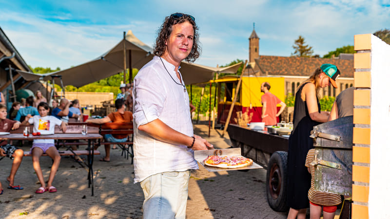 Jan woont met zijn vrouw en vier kinderen in een klooster