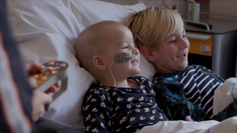 EO-documentaire 'Stil Water': Wat als je broertje, zusje of kind kanker heeft?